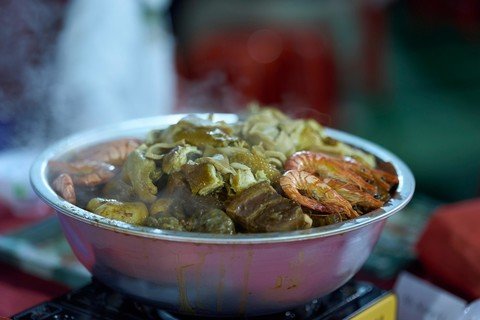 (Chinese Only)今年活動盛況空前，筵開逾330席，超過4,000位善長及受惠人士齊聚一堂，享用熱騰騰的盆菜。