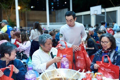 (Chinese Only)保良局一眾主禮團嘉賓及管理層特別親手派發福袋予盆菜嘉年華現場參與者。