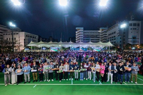 (Chinese Only)主禮團嘉賓與現場逾4,000位善長合照。