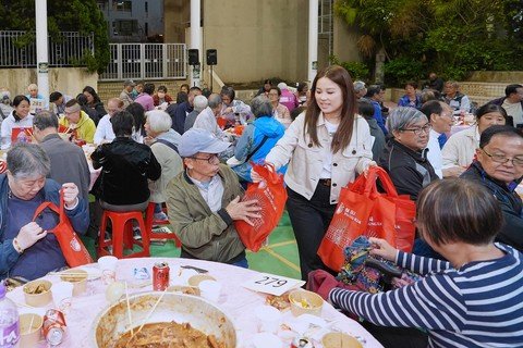 (Chinese Only)保良局一眾主禮團嘉賓及管理層特別親手派發福袋予盆菜嘉年華現場參與者。