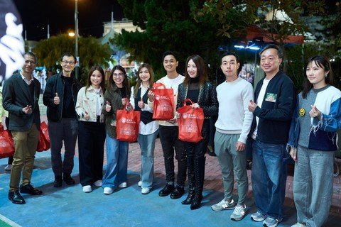 (Chinese Only)保良局一眾主禮團嘉賓及管理層特別親手派發福袋予盆菜嘉年華現場參與者。