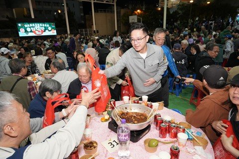 (Chinese Only)保良局一眾主禮團嘉賓及管理層特別親手派發福袋予盆菜嘉年華現場參與者。