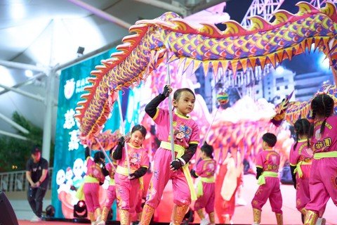 (Chinese Only)保良局屬下學校及單位於活動當晚進行舞龍及舞蹈表演，為現場增添熱鬧氣氛。