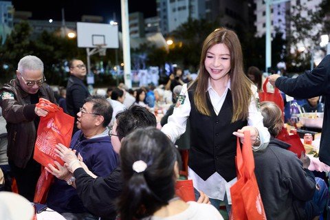 (Chinese Only)保良局一眾主禮團嘉賓及管理層特別親手派發福袋予盆菜嘉年華現場參與者。