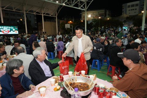 (Chinese Only)保良局一眾主禮團嘉賓及管理層特別親手派發福袋予盆菜嘉年華現場參與者。