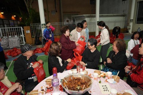 (Chinese Only)保良局一眾主禮團嘉賓及管理層特別親手派發福袋予盆菜嘉年華現場參與者。