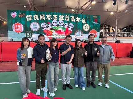 (Chinese Only)保良局董事會成員及管理層與兩位主禮嘉賓合照。