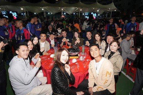 (Chinese Only)一眾主禮團嘉賓於現場享用美味盆菜。