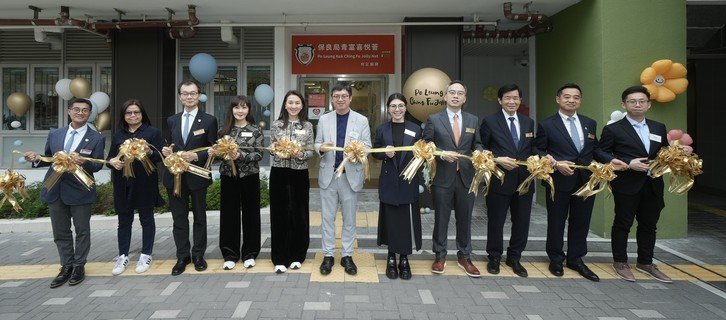 一众嘉宾为中心开幕进行剪彩仪式。