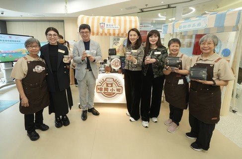 主礼嘉宾参观摊位，享用由中心长者亲手调制的咖啡。