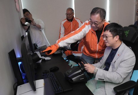 长者向何启明副局长展示电竞游戏。