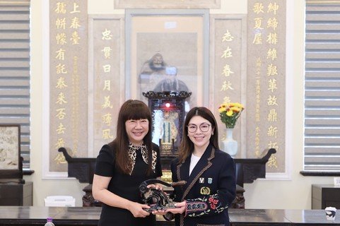 乙巳年主席何芷韵太平绅士（右）将保良局印信移交予丙午年主席谭毓桢博士（左）。