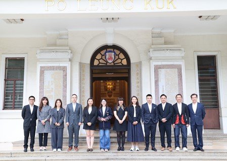 出席移交银物印信仪式的保良局顾问林琳议员（左五）、两届董事会成员，包括乙巳年主席何芷韵太平绅士（左六）、丙午年主席谭毓桢博士（右六）；副主席邓宣宏雁女士（右五）、林承毅先生（左四）、郭浩泉先生（右四）、何许頴嘉女士（左三）；总理颜肇臻先生（右三）、张馨玲女士, MH（左二）、钟伟棠先生（右二）、严子谕先生（左一）及司徒立先生（右一）於保良局中座前合照。