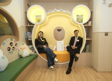 孫玉菡局長及何芷韻主席參觀親親位置區角，悦兒家安排專屬「親親姑娘」為新入宿幼兒建立安全感及依附關係。