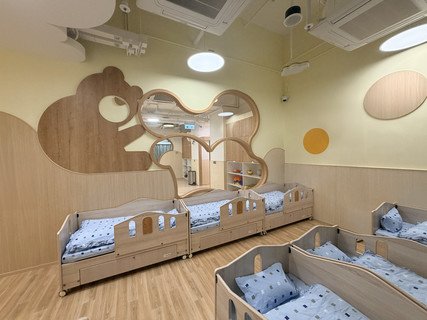 保良局悦兒家內部環境相片︰多功能廳、親子活動玻璃房、睡房、親親位置