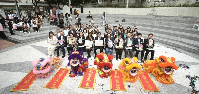 勞工及福利局局長孫玉菡太平紳士（左六）、保良局主席何芷韻太平紳士（右五），與一眾嘉賓出席保良局悦兒家幼兒留宿中心開幕禮。
