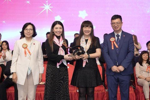 乙巳年主席何芷韵太平绅士（左二）在麦美娟局长（左一）及何启明副局长（右一）的见证下将保良局印信移交予丙午年主席谭毓桢博士（右二）。