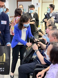 嘉賓向長者派發福袋，送上祝福與關懷。
